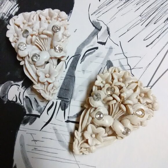 vintage pair dress clips - celluloid ? - plastic ?? set of two - Picture 1 of 4